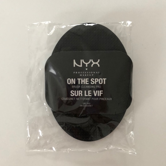 NYX on the spot makeup brush cleansing pad - Picture 4 of 5